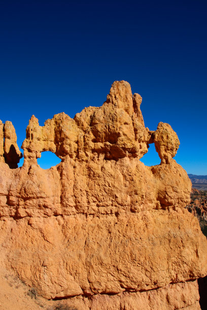 美国犹他州布莱斯峡谷国家公园奇妙的红色胡芦巴和明亮的光线图片下载