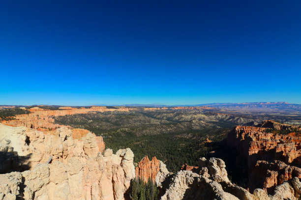 美国犹他州布莱斯峡谷国家公园奇妙的红色胡芦巴和明亮的光线图片下载
