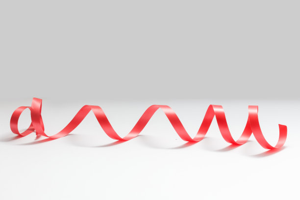 白色背景上闪亮的红色缎带图片下载