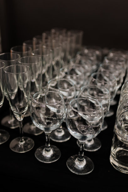 闪亮的水晶酒杯拍在桌子上图片下载