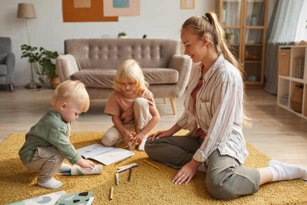 母亲和孩子们玩耍图片下载