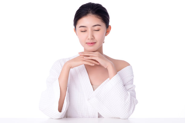 肖像美丽年轻的亚洲女人干净清新裸露的皮肤概念。亚洲女孩美容面部护肤保健，面部护理，完美肌肤，自然妆容。孤立在白色背景上。图片下载