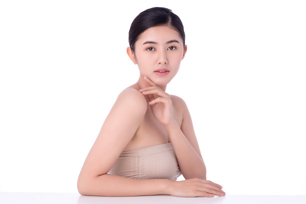 肖像美丽年轻的亚洲女人干净清新裸露的皮肤概念。亚洲女孩美容面部护肤保健，面部护理，完美肌肤，自然妆容。孤立在白色背景上。图片下载