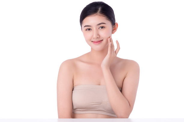 肖像美丽年轻的亚洲女人干净清新裸露的皮肤概念。亚洲女孩美容面部护肤保健，面部护理，完美肌肤，自然妆容。孤立在白色背景上。图片下载