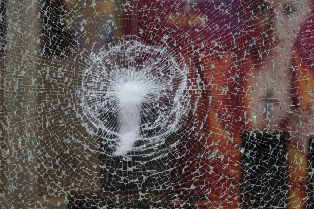 砸商店的橱窗图片下载