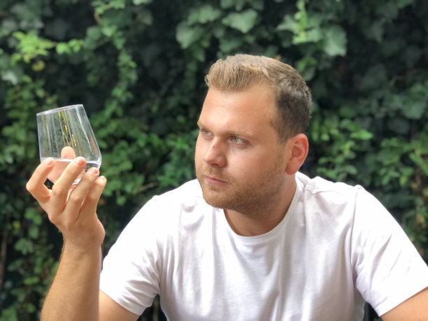 英俊的男人正在喝一杯清水图片下载