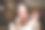 一个披头散发、身穿白裙的女孩坐在桌前吃肉图片下载