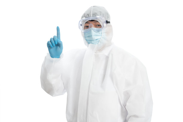 一名亚洲男子，身穿防护服，戴着防护面罩，戴着安全眼镜，背景为白色。图片下载
