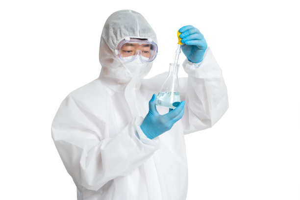 一名亚洲男子，身穿防护服，戴着防护面罩，戴着安全眼镜，背景为白色。图片下载