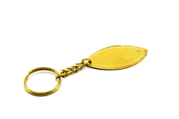 白色背景的金耳环图片图片下载