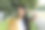 年轻美丽开朗的亚洲女孩穿着时髦的黄色外套和白色t恤，在城市街道的枫树下摆姿势，对着镜头微笑。春夏时尚概念图片下载