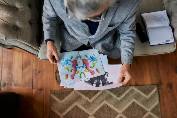 俯视图的心理学家选择图片与墨水污点，罗夏墨迹治疗期间图片下载