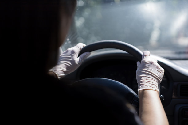 戴着乳胶手套开车图片下载