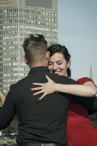 年轻夫妇拥抱图片下载