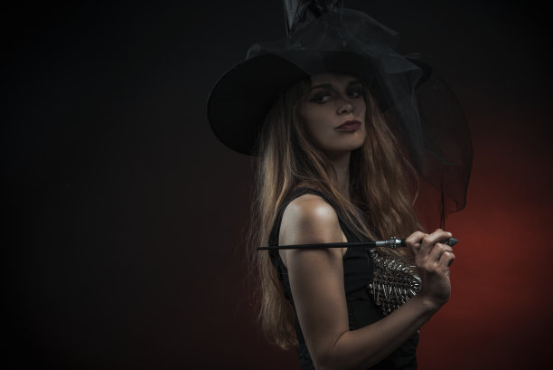 带着魔杖和帽子的邪恶女巫图片下载