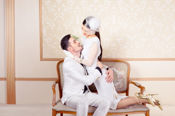 年轻的新婚夫妇图片下载