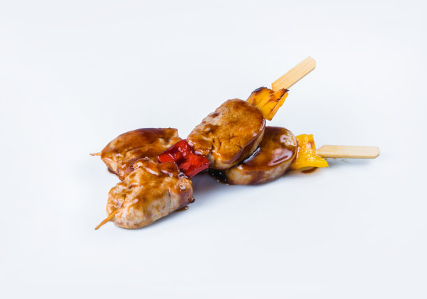 烤鸡肉串配甜椒，酱汁单独放在白色背景上图片下载