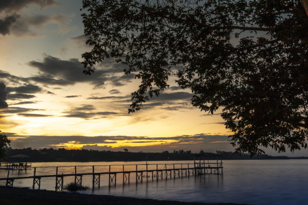 日落背景下的巴西湖边码头图片下载