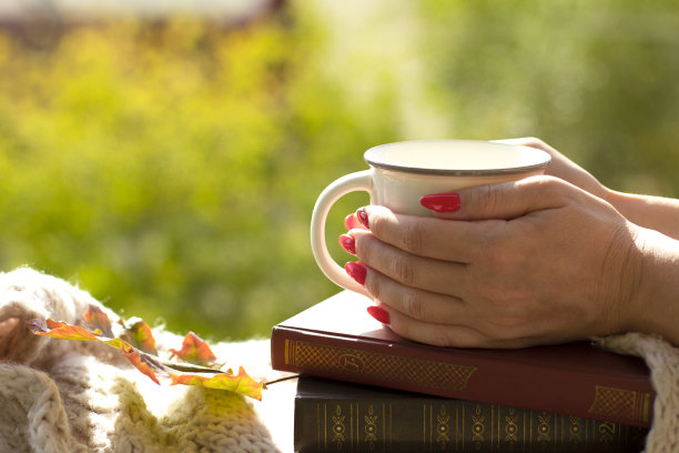 阳光明媚的早餐。手里拿着一杯咖啡。空间的文本图片下载