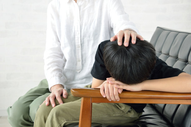 母亲在客厅里鼓励孩子图片下载