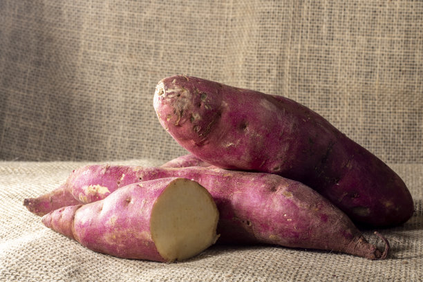 红薯堆在巴西黄麻背景上图片下载