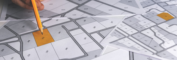 手用铅笔在地籍地图上-选择和购买一个建筑地块房屋建设。横幅复制空间图片下载