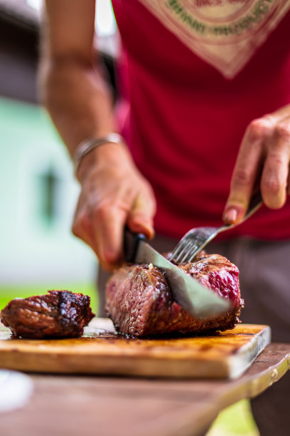 夏日里的烤肉准备图片下载