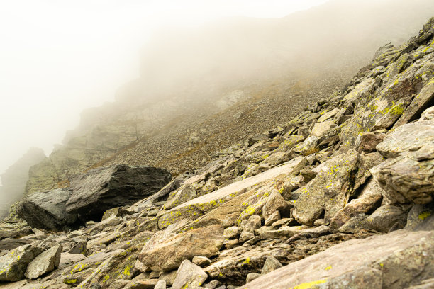 风景蒙特阿瓦罗，库西奥，贝加莫，意大利。在一个多雾的秋日，岩石斜坡图片下载
