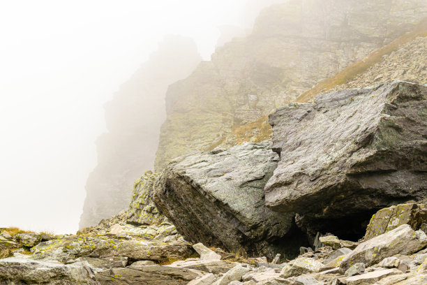 风景蒙特阿瓦罗，库西奥，贝加莫，意大利。在一个多雾的秋日，岩石斜坡图片下载