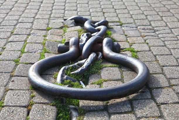 英国韦姆努特废弃的旧系泊链图片下载