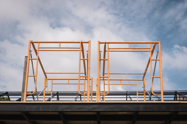 屋顶建设与脚手架，翻新，建筑财产或家庭概念。图片下载