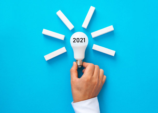 商人持有2021年的灵感想法和目标。业务解决方案和开发概念。图片下载