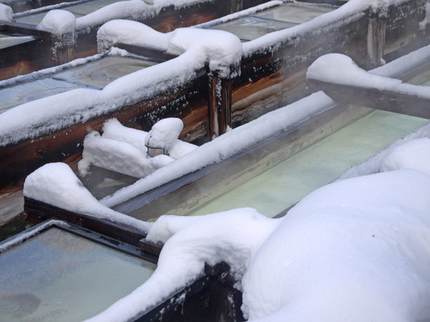 著名的草津温泉的木制运河图片下载