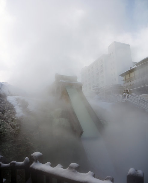 在雾濛濛的草津温泉，温泉田的羽batake图片下载