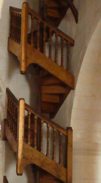 爬上钟楼的楼梯图片下载