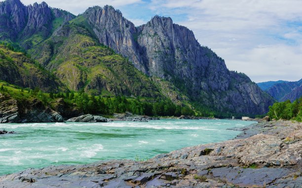 阿勒泰的落基山脉和卡顿河图片下载