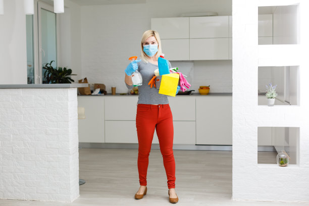 女人打扫厨房。冠状病毒预防和家庭消毒。图片下载
