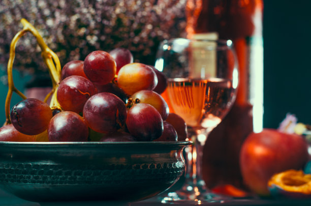 成熟的葡萄与苹果和李子的背景酒图片下载