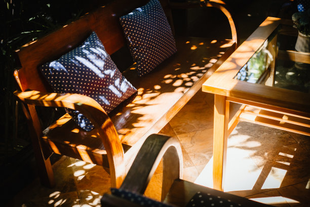 花园木制家具，休闲时间在大自然。图片下载