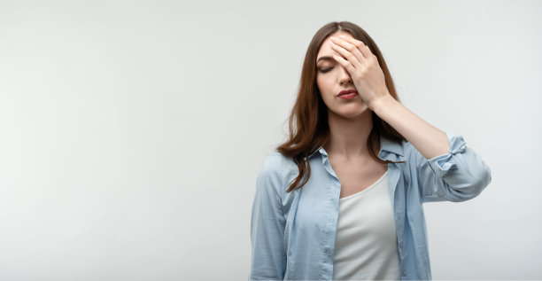 疲惫的照片年轻女性长栗色头发，穿着休闲衣服，蒙着脸，感到疲劳，需要良好的休息，有困倦的表情，孤立在白色的背景。疲倦和人民图片下载