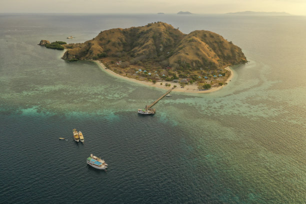 鸟瞰图的Kanawa岛。这是一个美丽的热带小岛，完全被白色的沙滩和珊瑚礁所包围。它位于印度尼西亚东努沙登加拉的科莫多国家公园的边界。图片下载