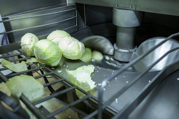 食品的工业生产酸菜或发酵卷心菜的生产自动去穗轴，切蔬菜切片机，旋转滚筒搅拌机。图片下载