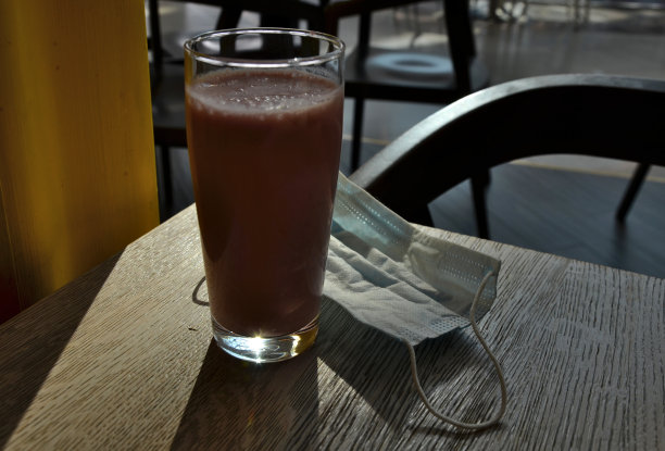 抗击疾病和感冒不仅仅是通过口罩和覆盖物。你需要保持良好的生活方式，喝大量的果汁和冰沙，以预防冠状病毒维生素图片下载