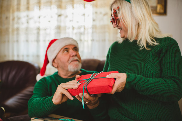 老人在给妻子送圣诞礼物图片下载
