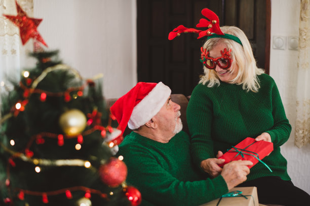 老人在给妻子送圣诞礼物图片下载