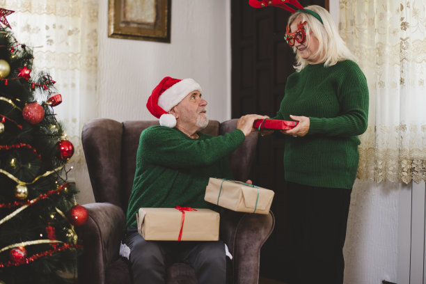 老人在给妻子送圣诞礼物图片下载