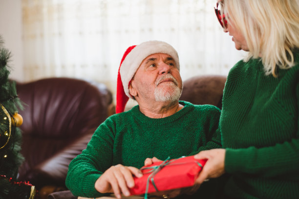 老人在给妻子送圣诞礼物图片下载