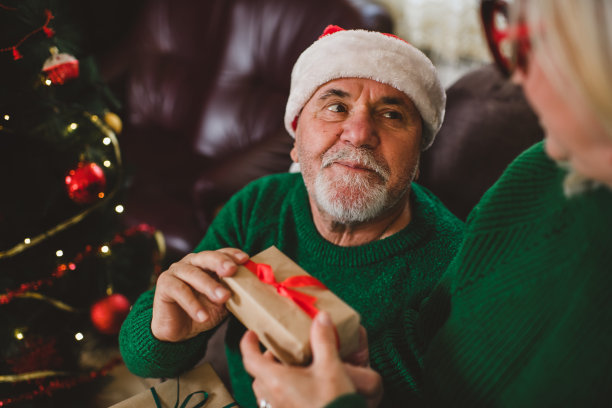 老人在给妻子送圣诞礼物图片下载