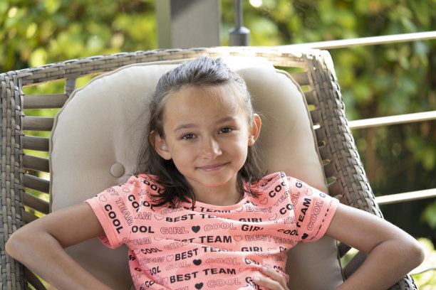 年轻女孩坐在花园里图片下载