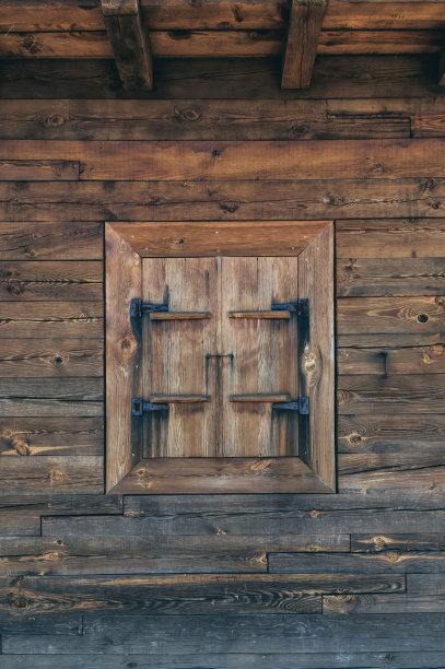 古老的风化木墙和紧闭的窗户的纹理图片下载